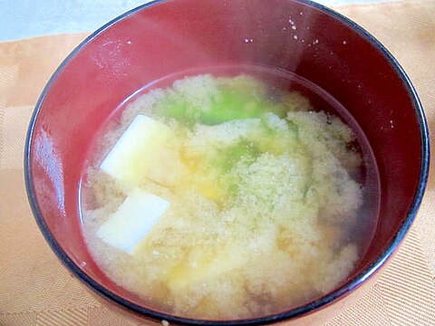 絹さやと豆腐の味噌汁